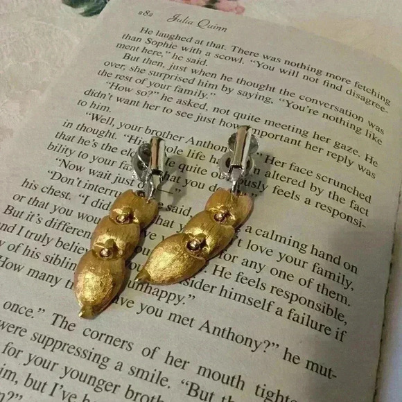 Vintage 1950s goldtone sparkly drop clip on earrings - Picture 5 of 5